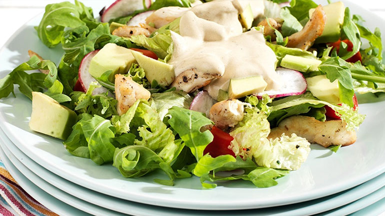 Σαλάτα ρόκα με κοτόπουλο και αβοκάντο