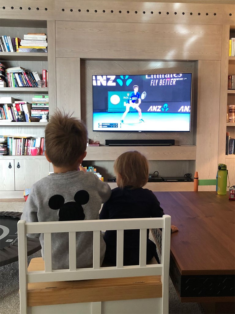 Συγκινητική φωτογραφία με τα δύο παιδιά του Τζόκοβιτς να βλέπουν τις προσπάθειες του πατέρα τους από το σπίτι