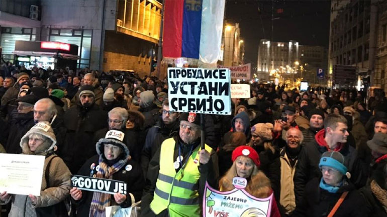 Σερβία: Την παραίτηση Βούτσιτς απαίτησαν χιλιάδες διαδηλωτές
