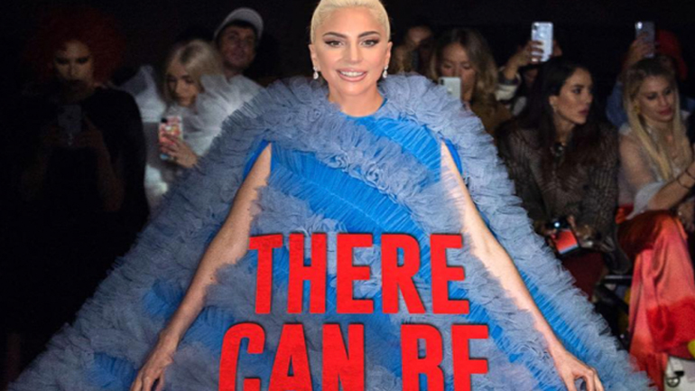 Συνθήματα εμπνευσμένα από το Instagram και τα Τ-shirts σουβενίρ στη συλλογή haute couture των Victor & Rolf