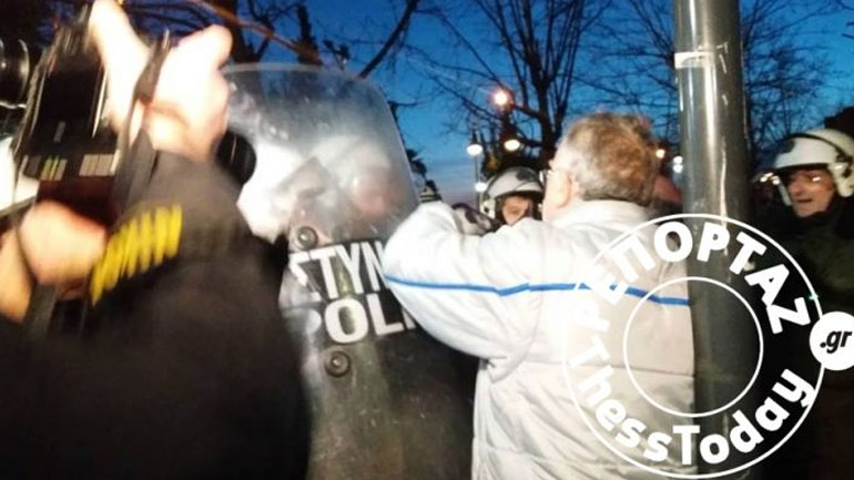 Θεσσαλονίκη: Επεισόδια έξω από το Μέγαρο Μουσικής σε συγκέντρωση κατά της επίσκεψης Παυλόπουλου