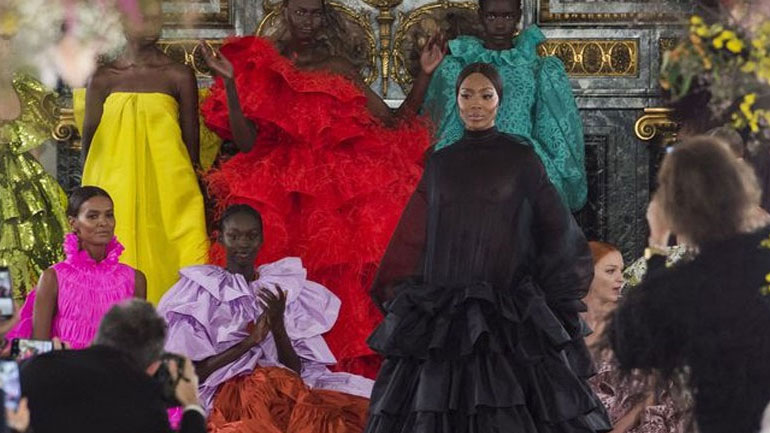 Εντυπωσίασε ο οίκος Valentino με τις haute couture δημιουργίες του Pierpaolo Piccioli