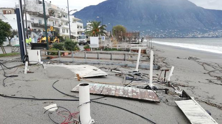 Καλαμάτα: Τα κύματα «σκέπασαν» τη Ναυαρίνου