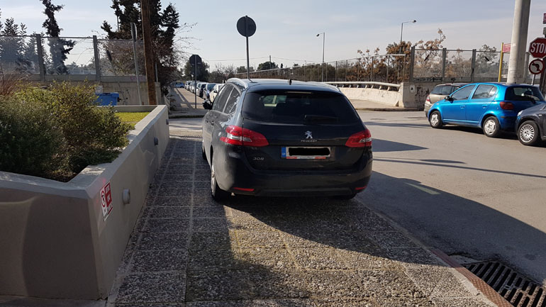 Πόσο... γάιδαρος πρέπει να είσαι για να το παρκάρεις έτσι;