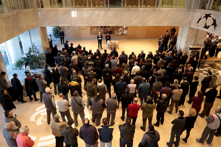 Η οικογένεια της Nissan Νικ. Ι. Θεοχαράκης στις εγκαταστάσεις της εταιρείας στη λεωφόρο Αθηνών