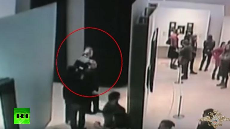 Η θρασύτατη ληστεία της χρονιάς: Άρπαξε τον πίνακα και έφυγε σαν κύριος