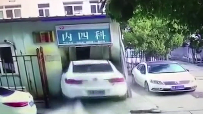 Μπήκε στο ιατρείο με το αυτοκίνητο!