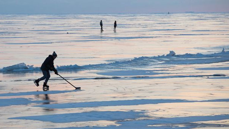 Τέλος το πατινάζ: Χιλιάδες λίμνες στο βόρειο ημισφαίριο κινδυνεύουν να χάσουν τους πάγους τους