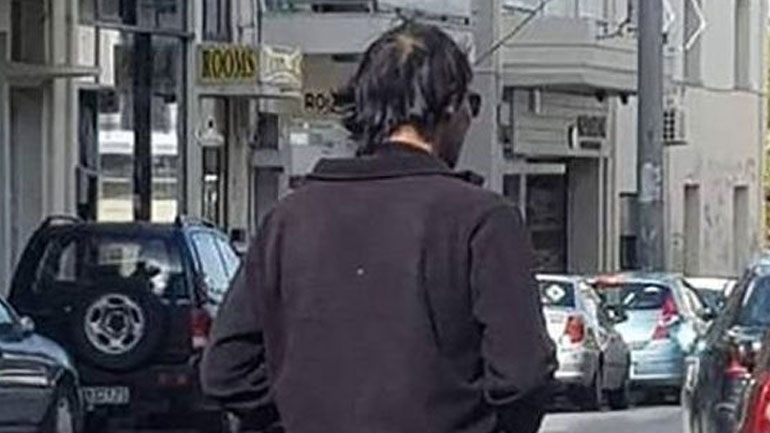 Χανιά: Άνδρας γυμνός από τη μέση και κάτω βολτάρει στο κέντρο της πόλης