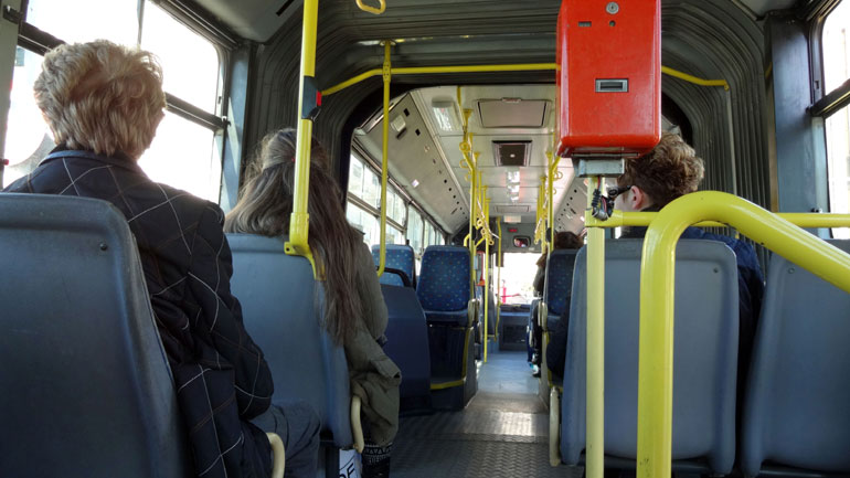 Σταμάτησαν λεωφορείο του ΟΑΣΑ και λήστεψαν τον οδηγό