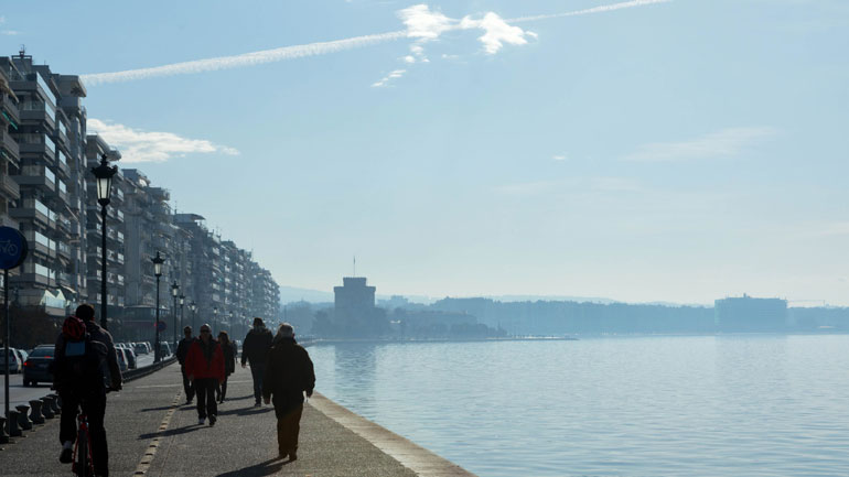 Nεαρός έπεσε στον Θερμαϊκό – Μεταφέρθηκε στο νοσοκομείο