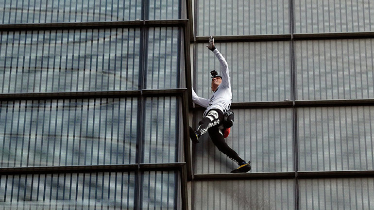 Φιλιππίνες:  Συνελήφθη εκ νέου αφού σκαρφάλωσε σε ουρανοξύστη ο Γάλλος «σπάιντερμαν»