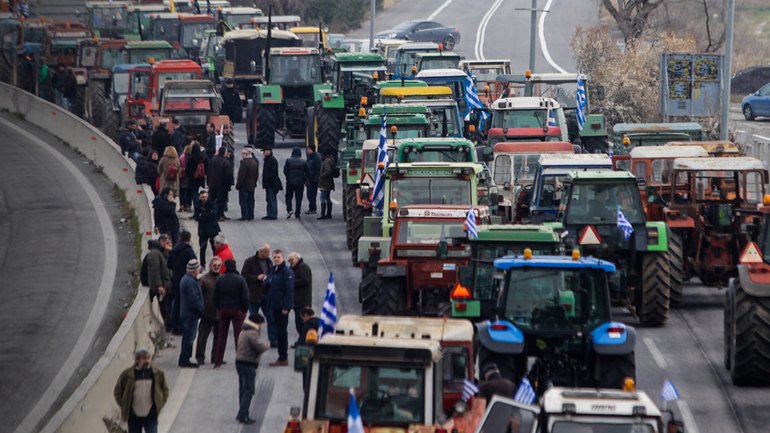 Κλιμακώνουν τις κινητοποιήσεις οι αγρότες