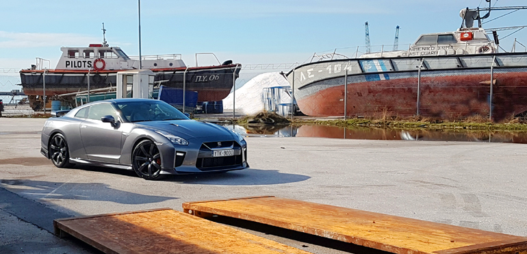 Το GT-R εφοδιάζεται με κινητήρα 3.799 κ.εκ. ο οποίος αποδίδει 570 ίππους και παράγει 637 Nm ροπής... Το 0-100 επιτυγχάνεται σε 2,7 δευτερόλεπτα και η τελική αγγίζει τα 315 χλμ.ώρα