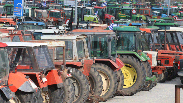 Παραμένουν στο μπλόκο της Νίκαιας οι αγρότες της Θεσσαλίας – Κλειστή η Ε.Ο. Αθηνών-Θεσσαλονίκης