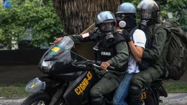 Βενεζουέλα: Συνελήφθησαν δύο δημοσιογράφοι από τη Χιλή όπως και δύο ντόπιοι