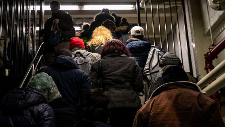 Μια 22χρονη μητέρα σκοτώθηκε μεταφέροντας στις σκάλες του μετρό της Νέας Υόρκης το καροτσάκι της κόρης της