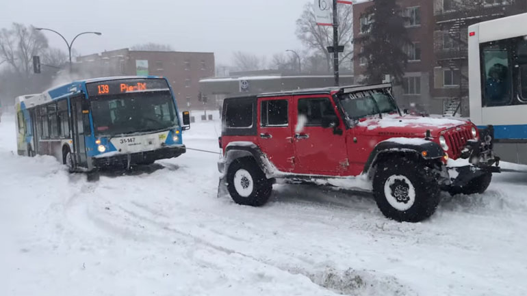 Τρία 4Χ4 συνεργάζονται για να τραβήξουν ένα λεωφορείο!