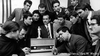 Έλληνες ακούνε τα νέα από την πατρίδα στην Ελληνική Κοινότητα Ανοβέρου, Δεκέμβριος 1967