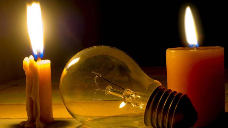 Μαγνησία: Μαθήτρια διαβάζει στον δρόμο επειδή δεν έχει ρεύμα