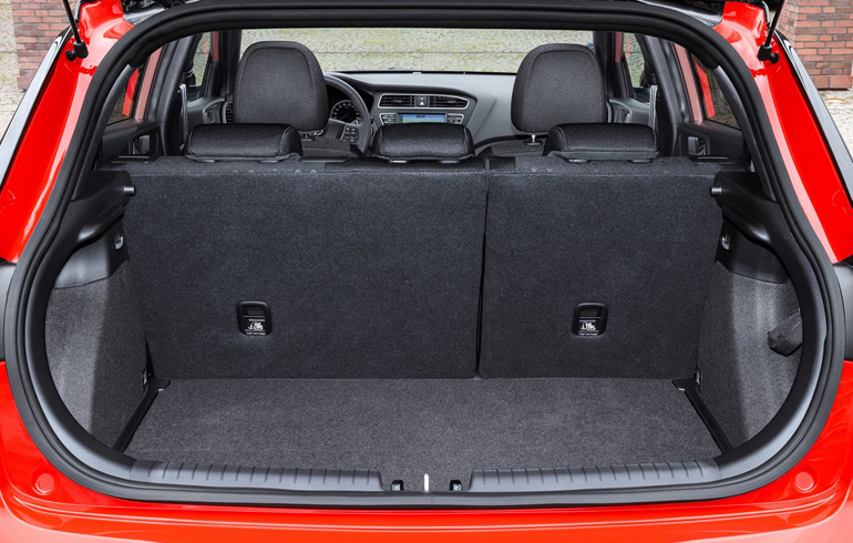 Το εντυπωσιακό είναι ότι οδηγός και επιβάτες το ευχαριστιούνται στο ταξίδι