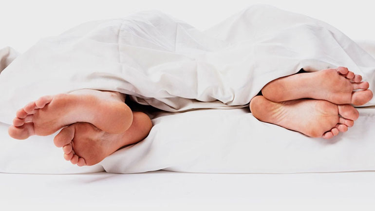 Γιατί ο σύντροφός σας θέλει να κοιμάστε χωριστά