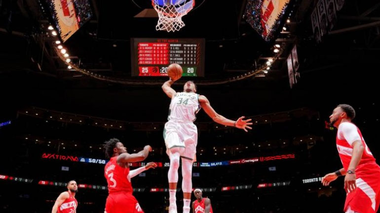 Eπιβλητικό πέρασμα από το Τορόντο για τους Μπακς με κορυφαίο τον Αντετοκούνμπο