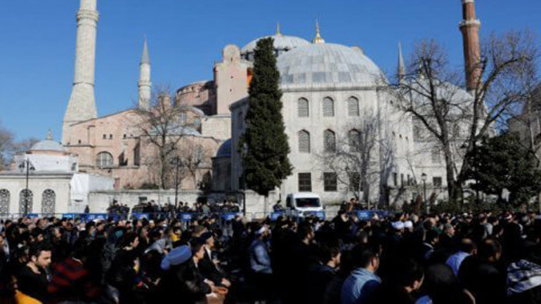 Διαδήλωση ισλαμιστών στην Αγία Σοφία με το αίτημα τη μετατροπή της σε τζαμί