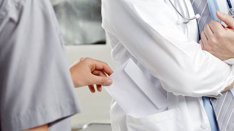 Χειροπέδες σε γνωστό γιατρό του Κολωνακίου για «φακελάκι»