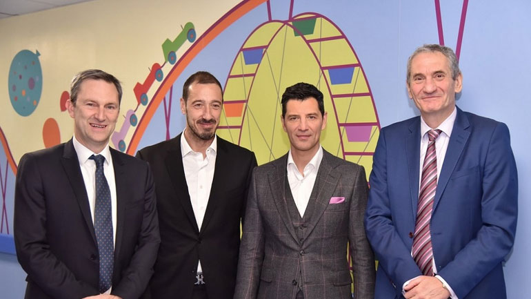 Ο Διευθύνων Σύμβουλος ΟΠΑΠ, Ντάμιαν Κόουπ, ο Κοινός Διοικητής των Διασυνδεόμενων Παιδιατρικών Νοσοκομείων Εμμανουήλ Παπασάββας, ο Σάκης Ρουβάς ο οποίος συμμετέχει στην «Ομάδα Προσφοράς ΟΠΑΠ», και ο Εκτελεστικός Πρόεδρος ΟΠΑΠ, Καμίλ Ζίγκλερ.