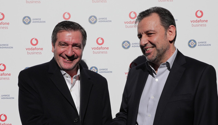Ο δήμαρχος Αθηναίων, κ. Γιώργος Καμίνης και ο πρόεδρος και διευθύνων σύμβουλος της Vodafone Ελλάδας, κ. Χάρης Μπρουμίδης.