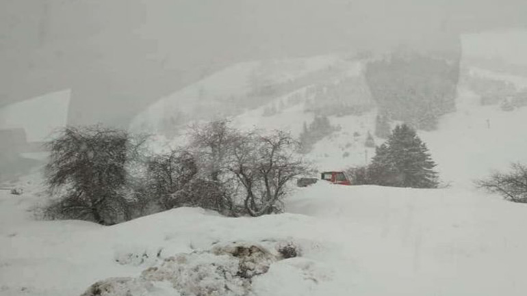 Μαίναλο: Πυκνό χιόνι έχει σκεπάσει τα πάντα