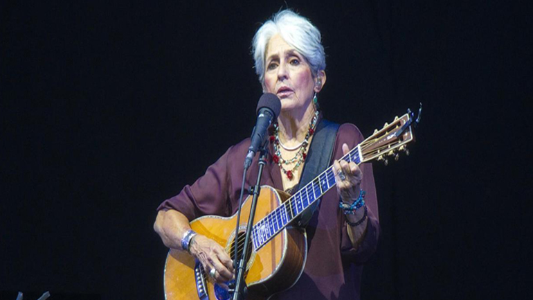 Η Τζόαν Μπαέζ θυμάται περίεργες στιγμές από το Φεστιβάλ Γούντστοκ