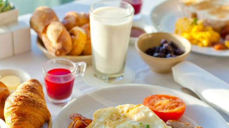 Ανατρέπεται η άποψη ότι το πρωινό μάς βοηθάει να χάσουμε κιλά