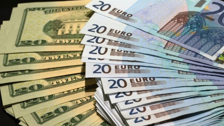 Κέρδη καταγράφει το ευρώ έναντι του δολαρίου