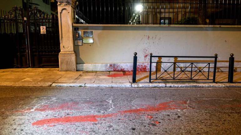 Βίντεο από την «παρέμβαση» Ρουβίκωνα με μπογιές στην ιταλική πρεσβεία στο Κολωνάκι