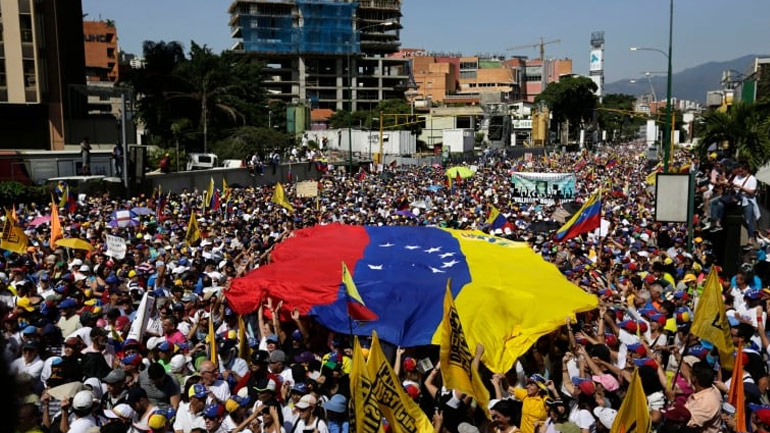 Διχασμένη η Βενεζουέλα: Στους δρόμους χιλιάδες διαδηλωτές