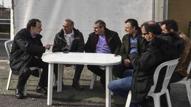 Λαφαζάνης – Πετράκος στο αγροτικό μπλόκο της Νίκαιας