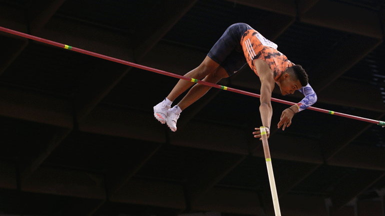 Σπουδαία εμφάνιση από τον Εμμανουήλ Καραλή στο Μοντεβίλ