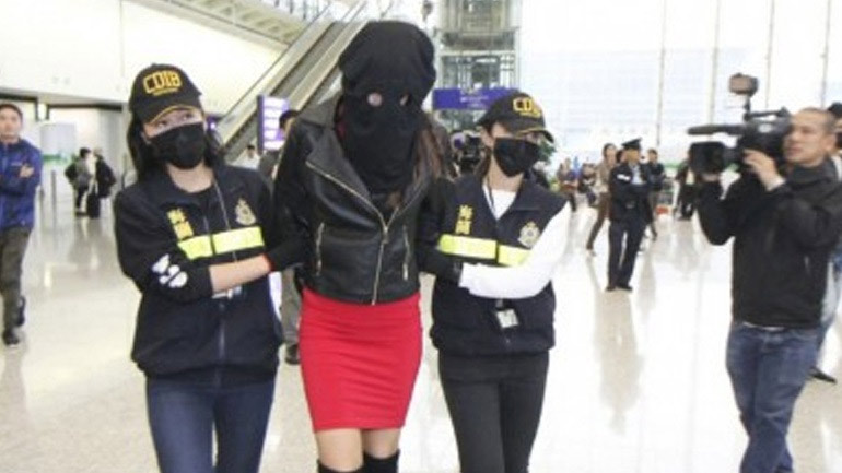 Αγωνιούν οι γονείς της 21χρονης μετά τη μεταγωγή της σε φυλακές υψίστης ασφαλείας