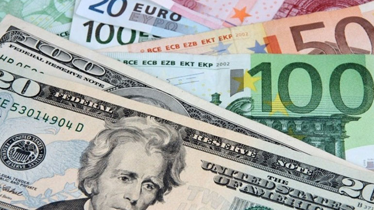 Οριακή πτώση καταγράφει το ευρώ έναντι του δολαρίου