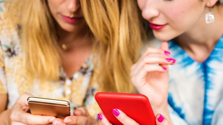 Πώς τα smartphones προκαλούν ρυτίδες στο δέρμα μας