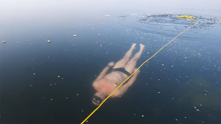 «Παλαβός» κολυμβητής κάνει μακροβούτι κάτω από τον πάγο