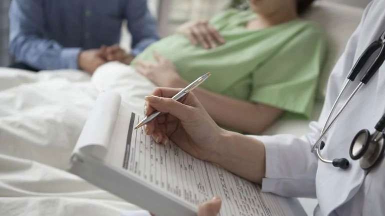 Ελαφρώς αυξημένος ο κίνδυνος επιπλοκών στην κύηση για τις γυναίκες που γεννάνε έπειτα από εξωσωματική