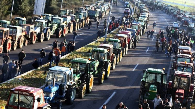 Κλιμακώνουν τις κινητοποιήσεις τους οι αγρότες και oι κτηνοτρόφοι στα μπλόκα της Βόρειας Ελλάδας