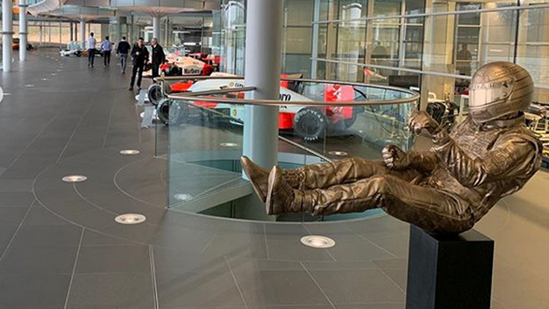 Σε ποια εταιρεία εκτίθεται το άγαλμα του Senna;