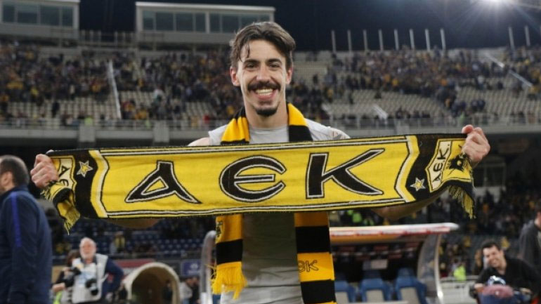 Στα γραφεία της ΑΕΚ για να ανανεώσει το συμβόλαιό του ο Σιμόες