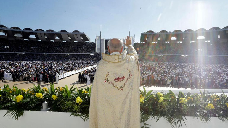 DW: Ο Πάπας λειτουργεί στο Άμπου Ντάμπι