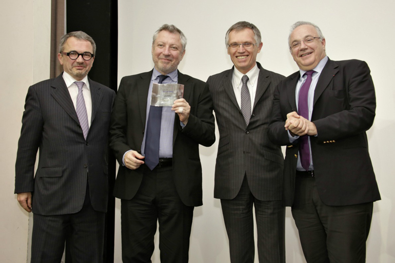 Ισχυροποιείται ακόμα περισσότερο ο όμιλος Συγγελίδη με την προσθήκη της Opel (στη φωτoγραφία ο Πολυχρόνης Συγγελίδης - δεύτερος από αριστερά, και ο Γιάννης Συγγελίδης - τέρμα δεξιά, από πρόσφατη βράβευση ως κορυφαίου εισαγωγέα Peugeot στην Ευρώπη)