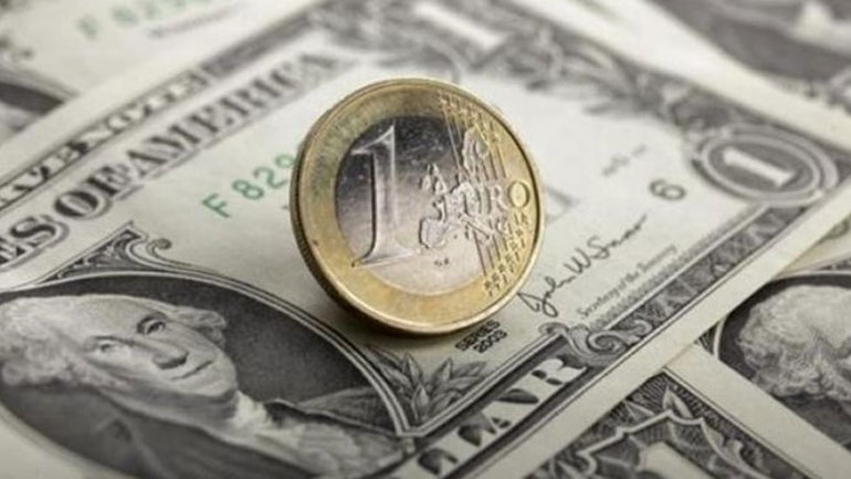 Οριακή πτώση για το ευρώ